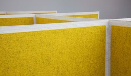 bord afskærmning med gul filt